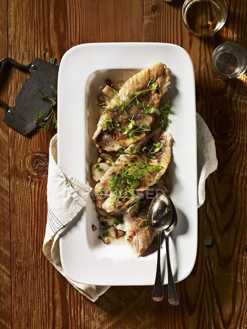 Gebratener Steinfisch mit jerusalem Artischocken — Stockfoto