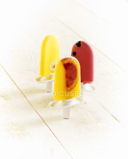 Homemade ice lollies on a wooden surface — Stock Photo