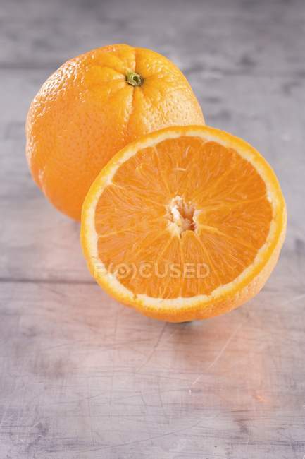 Свежий апельсин и половина — стоковое фото