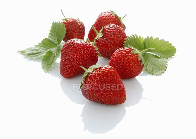 Erdbeeren mit Blättern — Stockfoto
