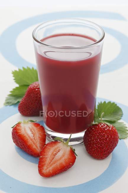 Verre de smoothie aux fraises — Photo de stock