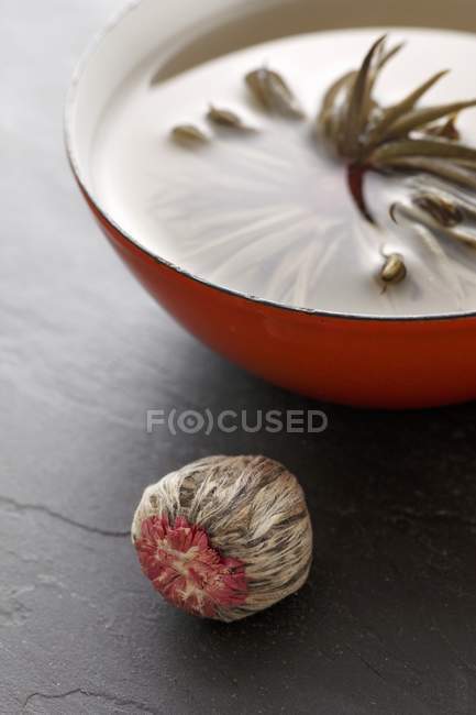 Thé au jasmin avec rose — Photo de stock