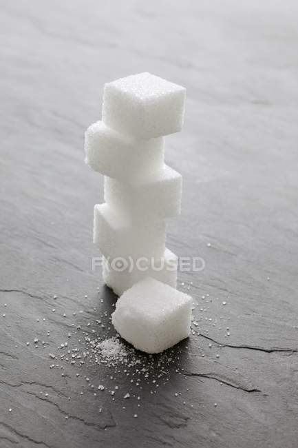 Крупним планом вид на складені цукрові кубики на поверхні каменю — стокове фото