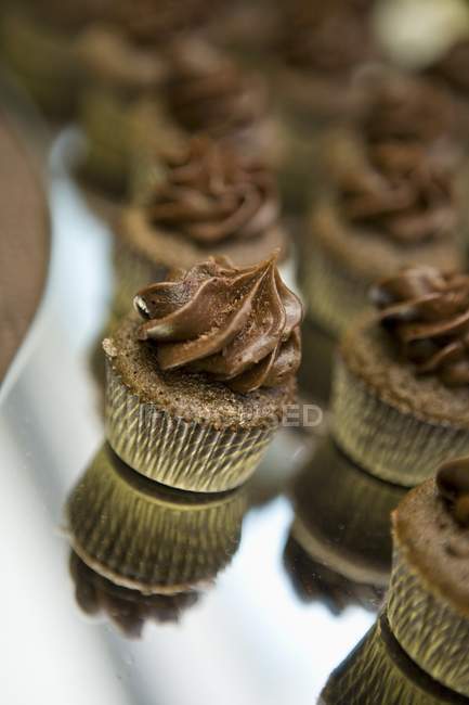 Cupcakes con glaseado de crema de mantequilla de chocolate - foto de stock