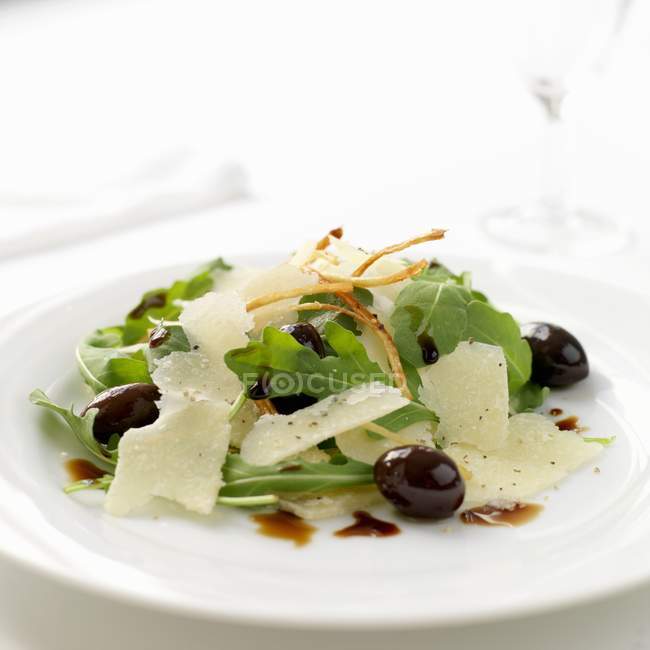 Insalata di rucola con olive — Foto stock