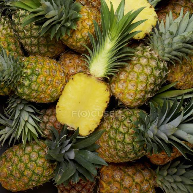 Ananas interi e dimezzati — Foto stock