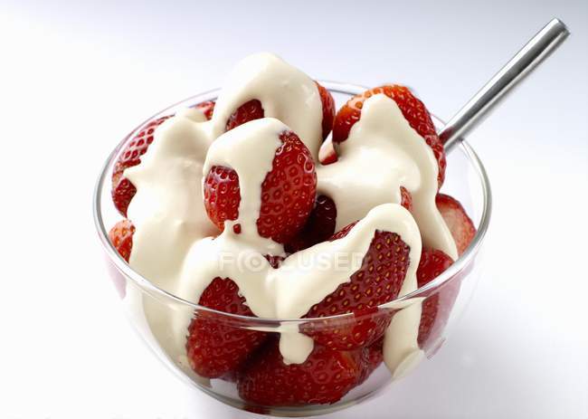 Strawberries with cream — Stock Photo