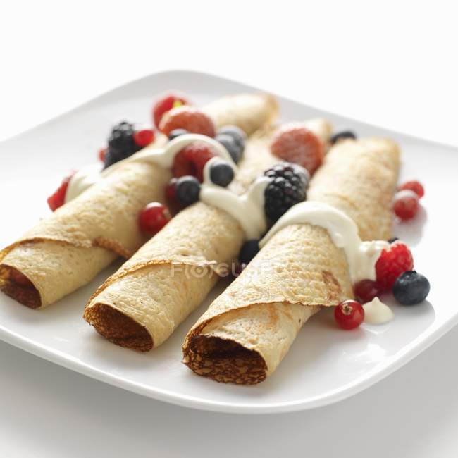 Pancake rolls with fresh berries — Stock Photo