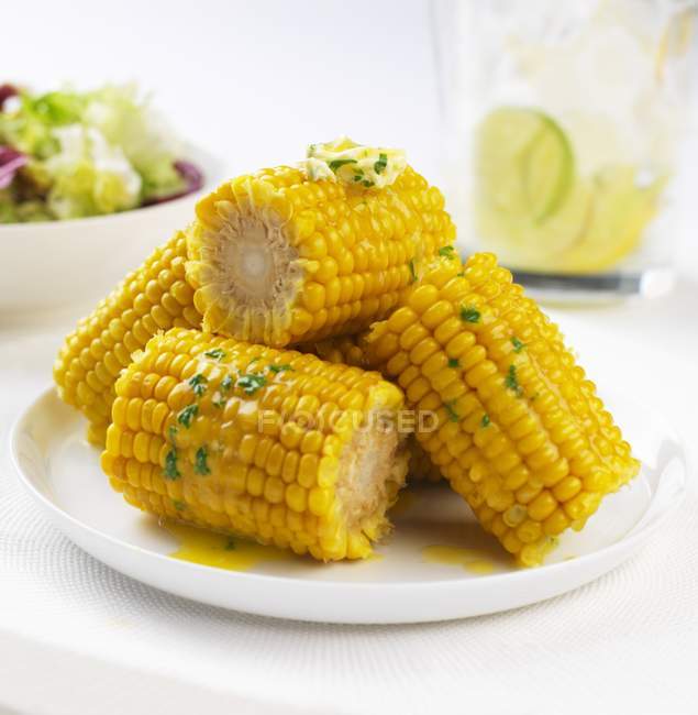 Mais auf Kolben mit Kräuterbutter — Stockfoto