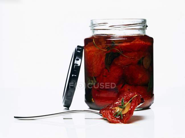 Glas mit getrockneten Tomaten in Öl — Stockfoto