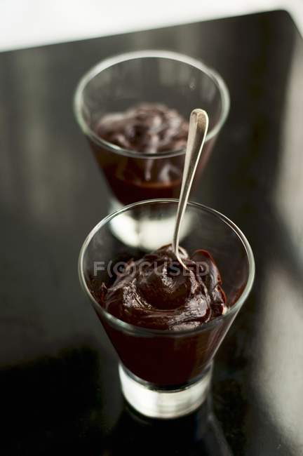 Natillas de chocolate en cuencos de vidrio - foto de stock