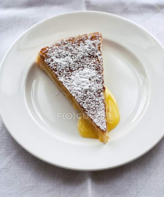 Zitronenkuchen auf Teller — Stockfoto