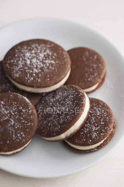 Closeup view of Whoopie pies with vanilla cream filling — Stock Photo