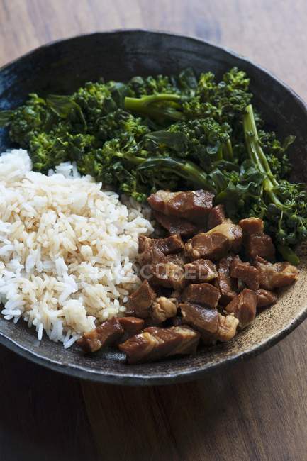 Karamellisiertes Schweinefleisch mit Reis — Stockfoto