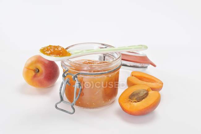 Confiture d'abricot en pot — Photo de stock