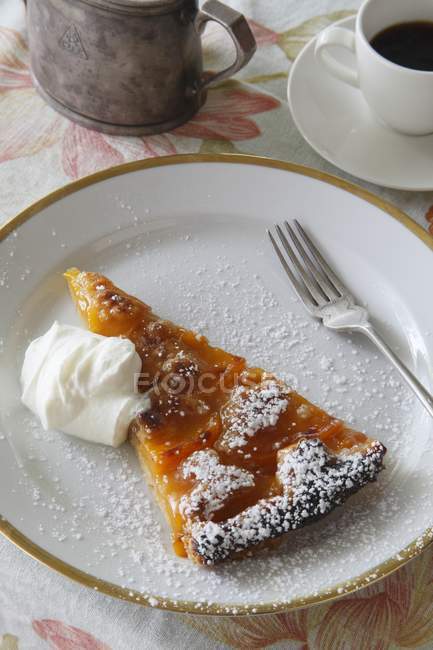 Кусок персикового пирога — стоковое фото