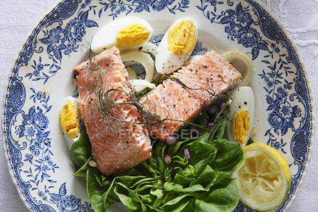 Mixed leaf salad with salmon fillet — Stock Photo