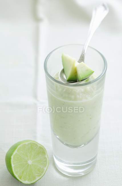 Avocado smoothie with limes — Stock Photo