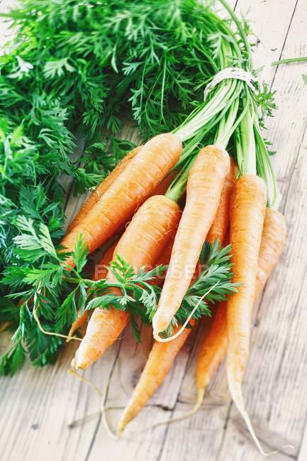 Bouquet de carottes fraîches — Photo de stock