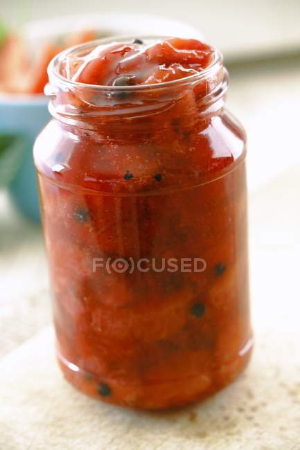 Vista close-up de chutney de morango em frasco de vidro — Fotografia de Stock