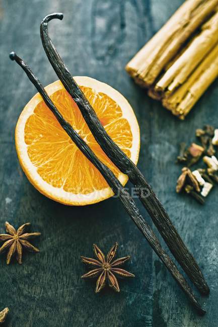 Metade cor de laranja e especiarias — Fotografia de Stock