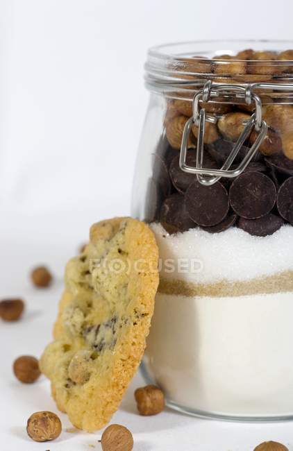 Фундук печиво поруч з банкою — стокове фото