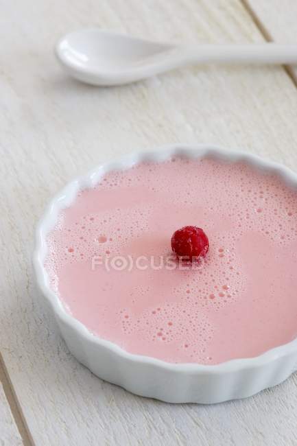 Closeup view of raspberry flan in a round dish — Stock Photo