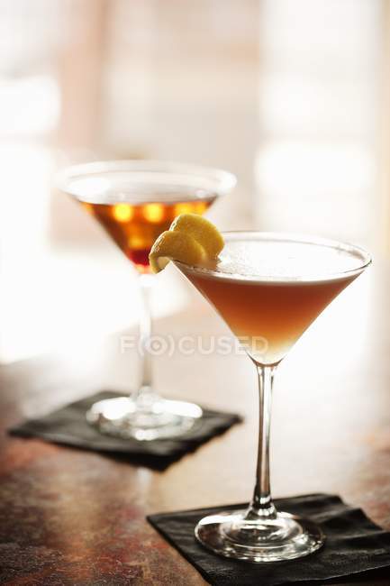 Cocktail in bicchieri a stelo — Foto stock