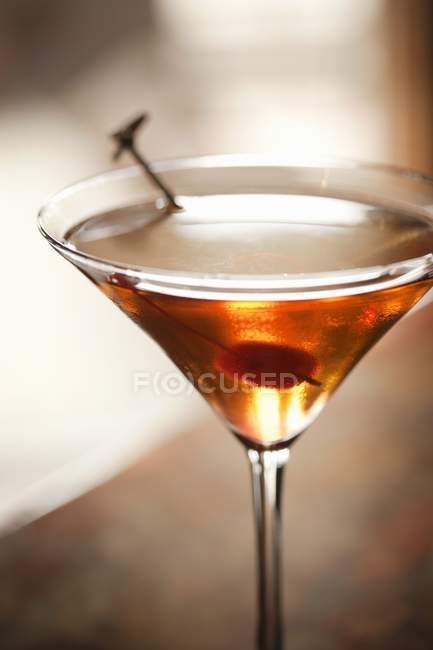 Vue rapprochée du cocktail Manhattan en verre — Photo de stock