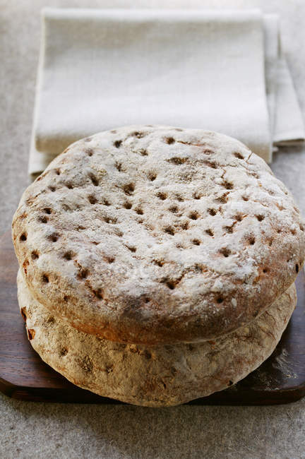 Сельский хлеб на деревянной доске — стоковое фото
