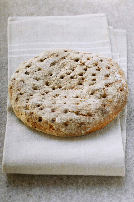 Рустикальний плоский хліб на лляній тканині — стокове фото