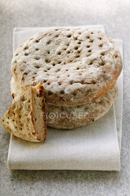Сельский плоский хлеб на льняной ткани — стоковое фото