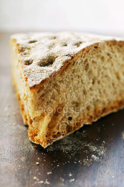 Pièce de pain plat rustique — Photo de stock
