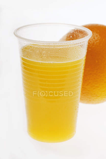 Succo d'arancia in bicchiere di plastica — Foto stock