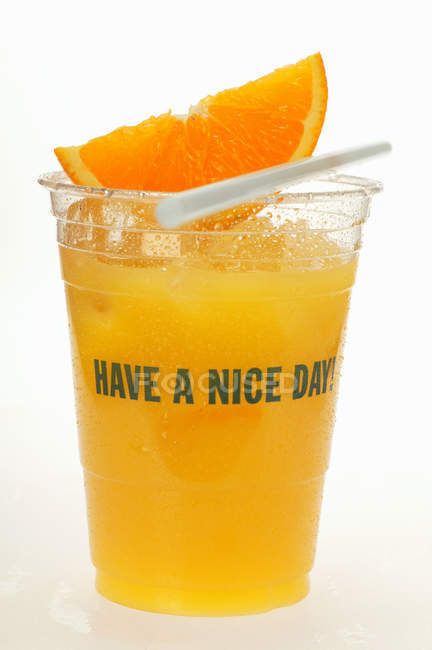 Jus d'orange en gobelet plastique — Photo de stock