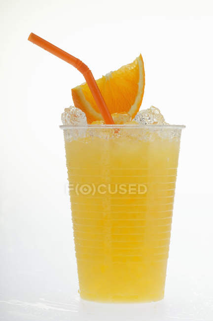 Zumo de naranja con hielo picado - foto de stock