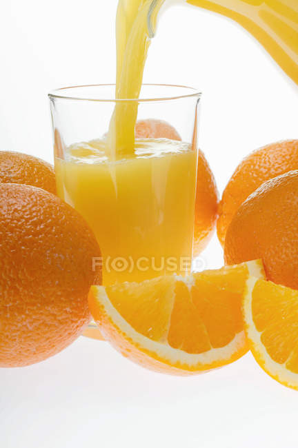 Pouring orange juice — Stock Photo