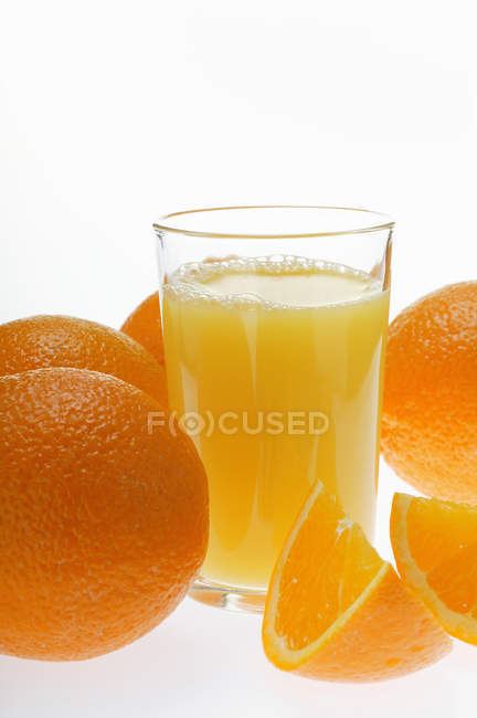 Zumo de naranja en vaso - foto de stock