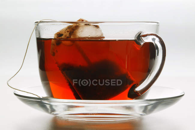 Tè all'ibisco in tazza di vetro — Foto stock