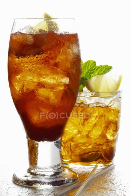 Iced tea with lemon in glasses — Stock Photo