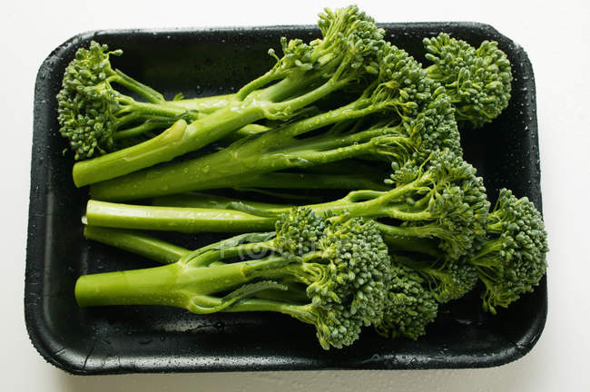 Broccoli in contenitore di plastica nero — Foto stock