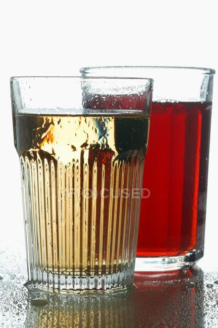 Клюквенный сок и яблочный соус в стаканах — стоковое фото