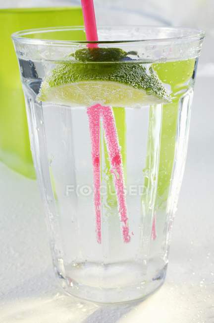 Glas Wasser mit Kalkkeil — Stockfoto