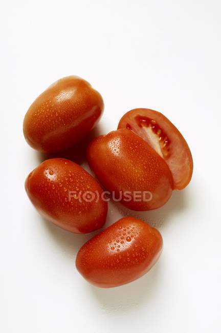 Pomodori di prugna con gocce d'acqua — Foto stock