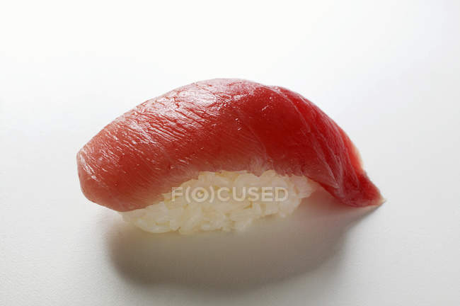 Nigiri-sushi con atún - foto de stock