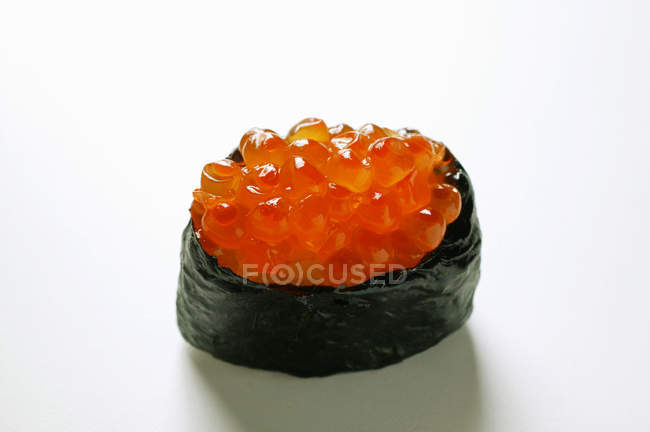 Gunkan maki sushi con caviar rojo - foto de stock