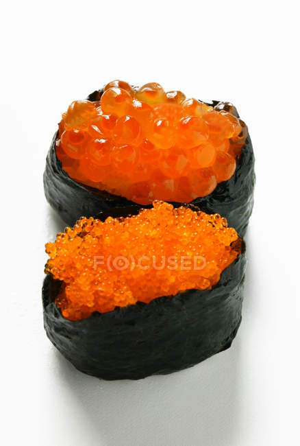 Gunkan maki sushi con caviar rojo - foto de stock