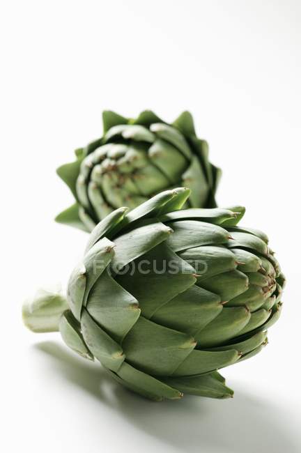 Dos alcachofas verdes - foto de stock