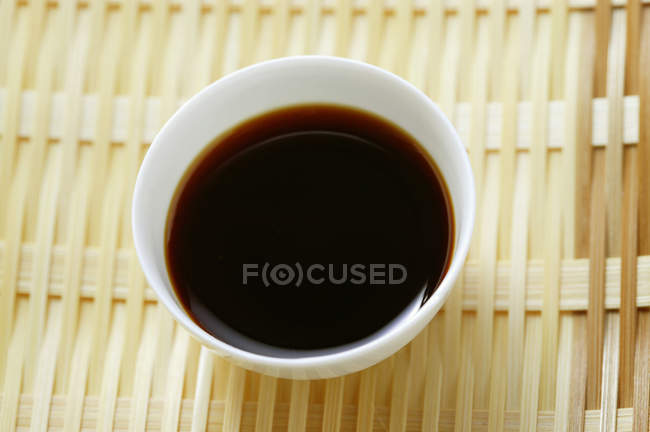 Closeup view of soy sauce in white bowl — Stock Photo