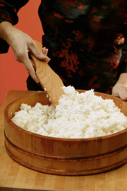 Жінка перемішуючи суші рис — стокове фото